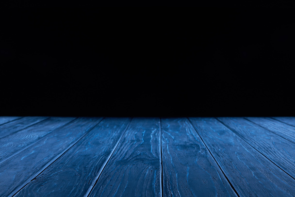powierzchni pusty niebieski desek na czarnym tle - Zdjęcie, obraz
