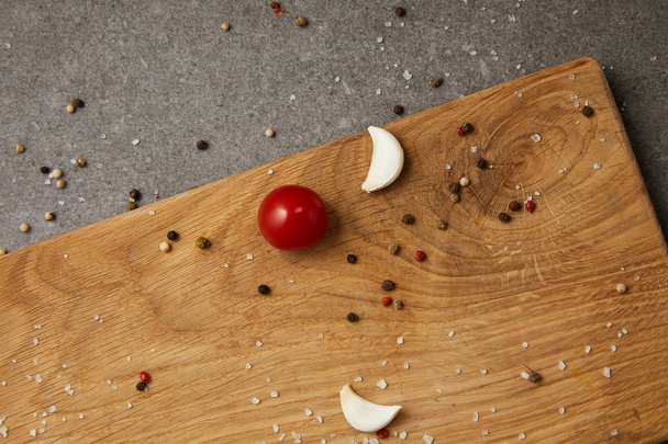 top view of tomato, garlic and pepper on cutting board - Foto, Imagem