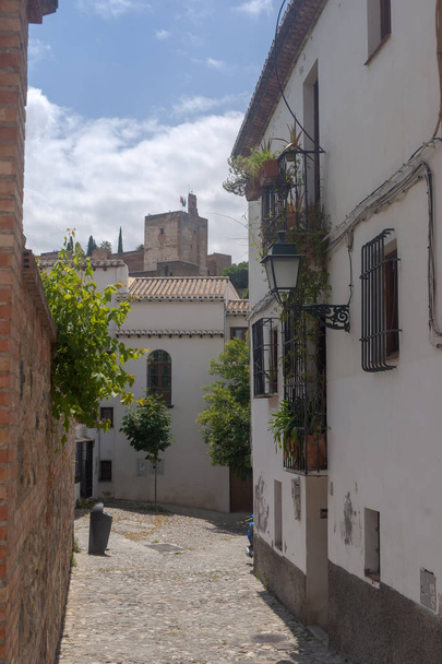 Maak een wandeling door de straten van de oude wijk van Albaicin, Granada - Foto, afbeelding
