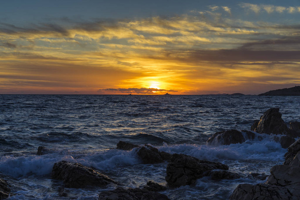 Гарний захід сонця на Адріатичне море в Хорватії, Європа. - Фото, зображення