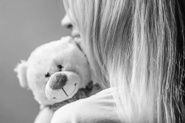 yumuşak bir oyuncak ile bir kız portre - Fotoğraf, Görsel