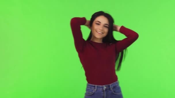 Boldog fiatal gyönyörű nő mosolyog, játszik a haját - Felvétel, videó