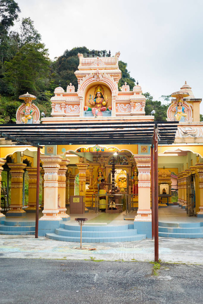 Bellissimo tempio induista a Tanah Rata nelle montagne Cameron Highlands nel parco nazionale in Malesia. Edificio sacro nel sud-est asiatico
. - Foto, immagini