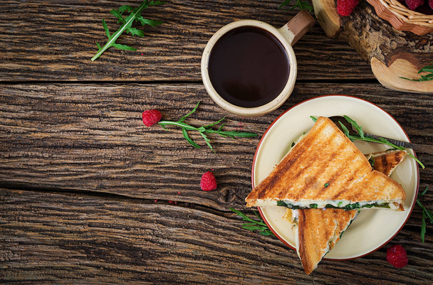Peynir ve hardal yaprakları ile Panini sandviç. Sabah kahve. Köy kahvaltı. Üstten görünüm. Düz yatıyordu - Fotoğraf, Görsel