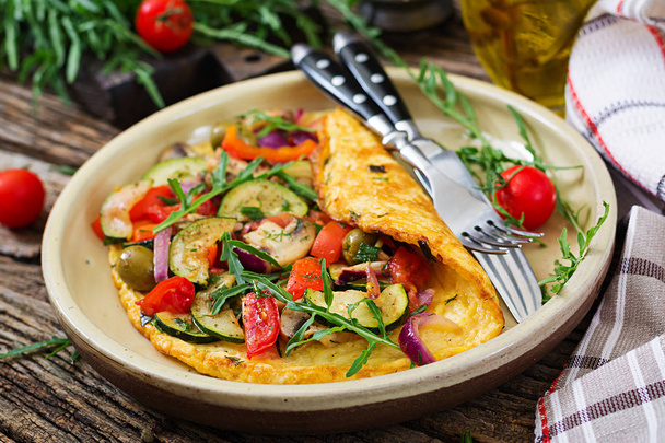 Omelet with tomatoes, zucchini and mushrooms. Omelette breakfast. Healthy food. - Photo, Image