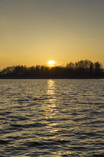 Kaunis luonto ja maisema kuva värikäs auringonlasku keväällä illalla Ruotsissa Skandinaviassa Euroopassa. Kiva ulkokuva järvellä, puilla ja taivaalla. Rauhallinen, rauhallinen taustakuva
. - Valokuva, kuva