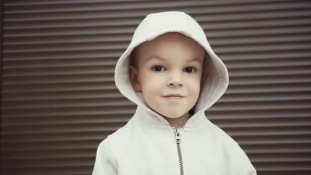 ritratto di un ragazzo di due anni su uno sfondo di texture marroni
. - Filmati, video