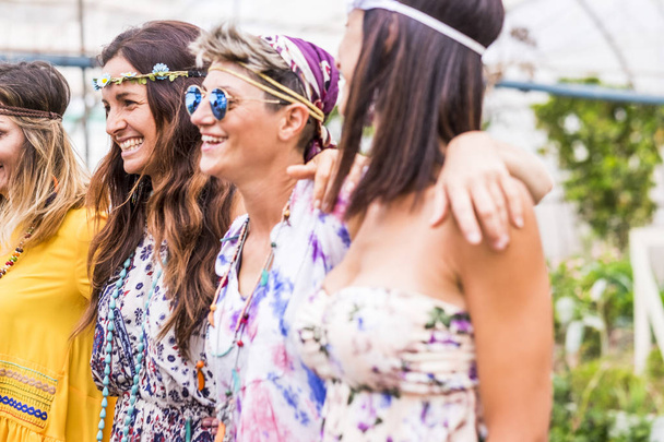pěkný skupina cacuasian barevné oblečení mladé ženy zůstat pohromadě v přátelství. Zaměřte se na hnědé dlouhé vlasy s úsměvem jeden. Skupina šťastných lidí v činnostem naplňujícím venkovní - Fotografie, Obrázek