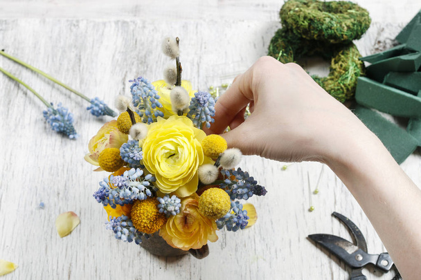 Florist at work: how to make bouquet of ranunculus (Persian buttercup) and muscari (Grape hyacinth) flowers. Step by step, tutorial. - Foto, Bild