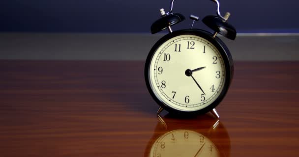Relógio de alarme estilo clássico com tempo em torno do relógio de animação mãos time-lapse
. - Filmagem, Vídeo