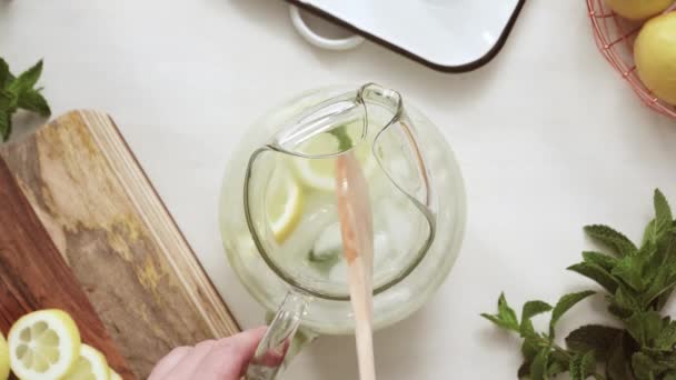Step by step.Traditional lemonade with a slice of fresh lemon and mint  - Metraje, vídeo