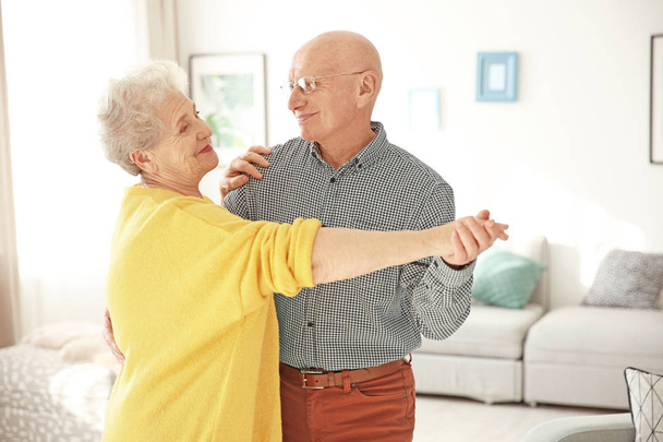 Elderly couple dancing in living room - Foto, Imagem