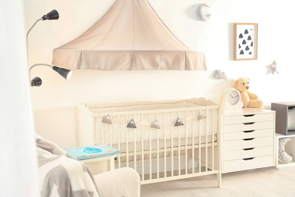 stilvolle Babyzimmereinrichtung mit Kinderbett - Foto, Bild