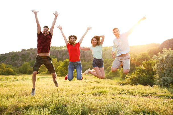Onnelliset nuoret hyppivät erämaassa. Leirintäaika
 - Valokuva, kuva