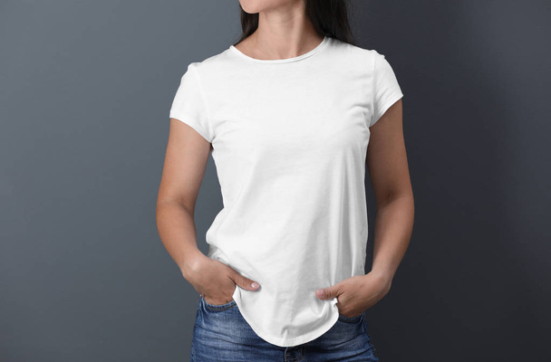 Fiatal nő színes háttéren fehér póló. Makett tervezése - Fotó, kép