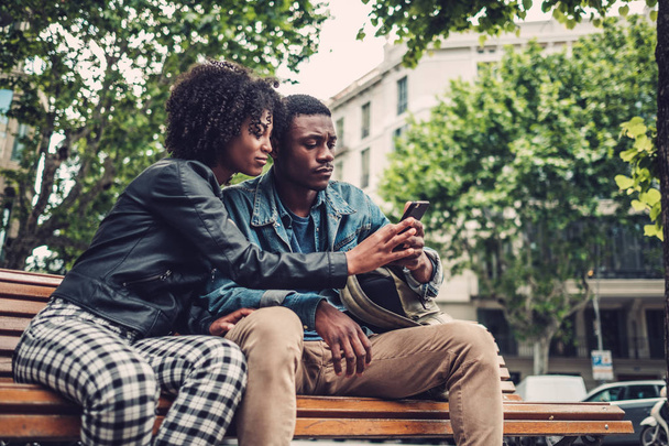 Joven feliz pareja negra al aire libre
 - Foto, Imagen