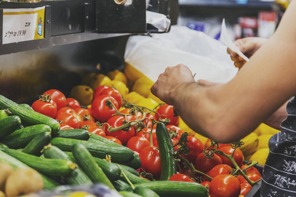 Tel Awiw, Izrael - 6 czerwca 2018 r.: Różne warzywa sprzedawane w sklepie spożywczym w Tel Awiw, Izrael. Większość owoców i warzyw, spożywane w Izraelu są produkowane w lokalnych gospodarstw o nazwie kibucu. - Zdjęcie, obraz