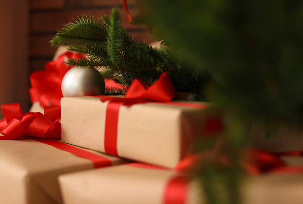 Beau sapin de Noël et coffrets cadeaux dans la chambre - Photo, image