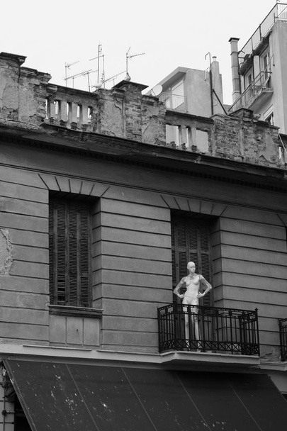 Похмура лялька-маннекін на фасаді покинутої будівлі
. - Фото, зображення