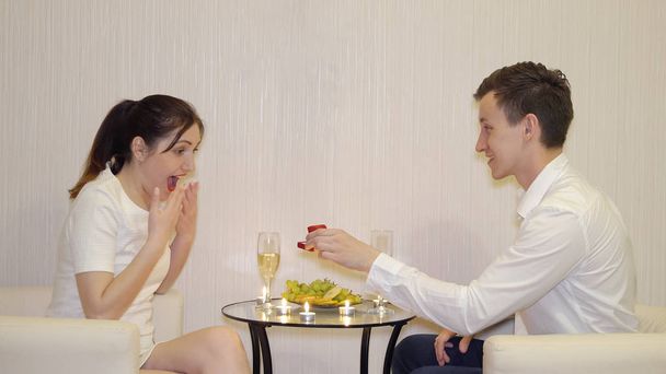 Романтическая встреча. Молодой человек делает предложение женщине
. - Фото, изображение