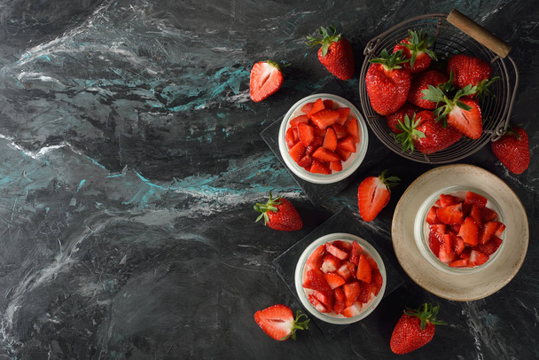 Dessert with strawberries on brown background - Foto, afbeelding