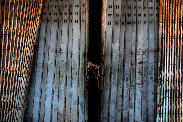 vieja puerta corredera oxidada del obturador de acero, fondo de textura de metal grunge
 - Foto, Imagen