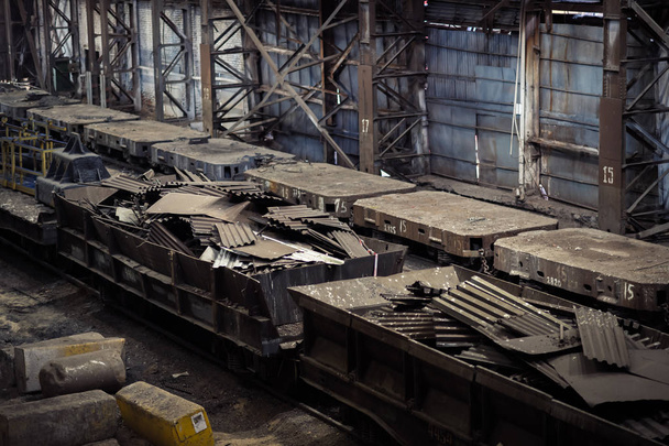 железнодорожные вагоны с металлом в цехе
 - Фото, изображение