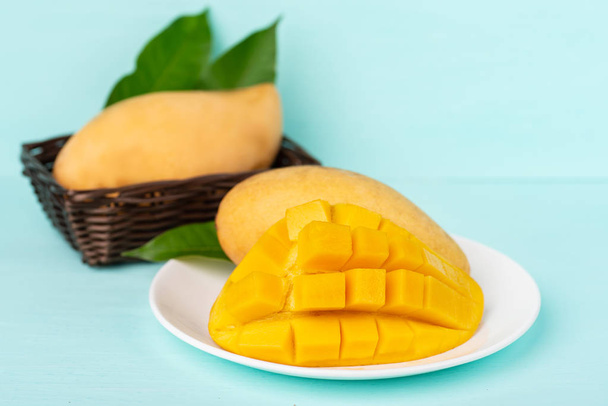Фрукты манго на белой тарелке, тайское манго
 - Фото, изображение