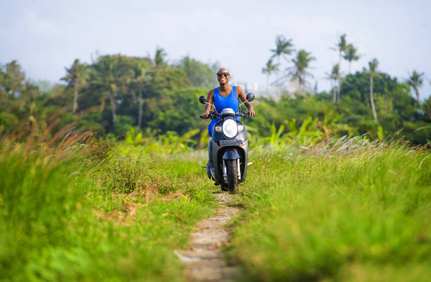 genç çekici turistik afro Amerikalı siyah kadın boyunca yeşil pirinç tarlaları ücretsiz onun scooter özgürlük ve tatil macera gezi konsepti üzerinde gülümseyen güzel Asya kırsal mutlu motosiklet sürme - Fotoğraf, Görsel