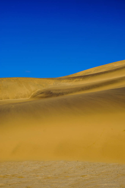 Piękno natury. Prosty obraz pejzaż pustynia Namib, kształty i wzory na pięknych, złocistych piasków Dune 7, najwyższy w Namibii w pobliżu Walvis Bay i Swakopmund - Zdjęcie, obraz
