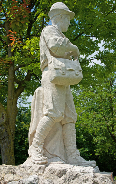 monumento al soldado alpino
 - Foto, Imagen