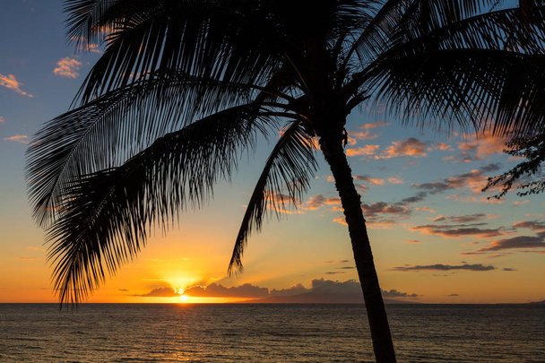 Puesta de sol desde Charley Young Beach, Kihei en la isla hawaiana de Maui
. - Foto, imagen