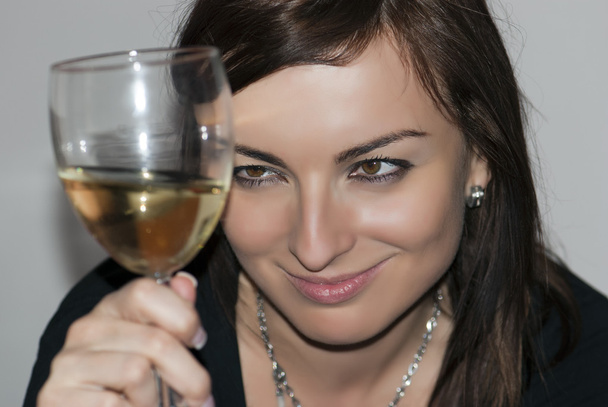 Mosolygó nő pohár fehér bor - Fotó, kép