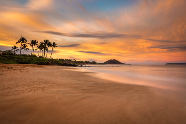 Φλογερό Ανατολή από μυστική παραλία, Μάουι, Χαβάη. - Φωτογραφία, εικόνα