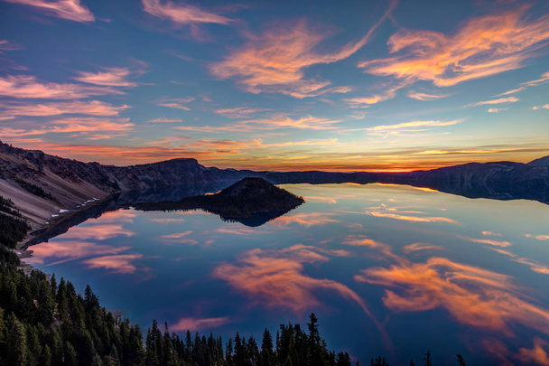 火山クレーター湖の日の出 - 写真・画像