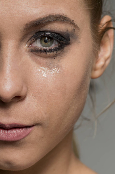 Smutna dziewczyna płacz, patrząc w kamerę z rozmazany makijaż - Zdjęcie, obraz