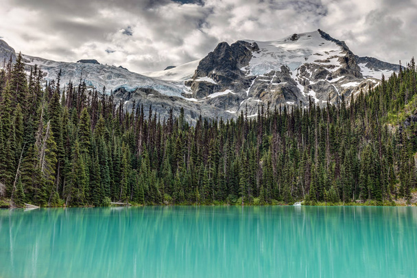エメラルドの反射、ジョッフル湖、ブリティッシュ ・ コロンビア、カナダの美しいエメラルド色。ジャファー山とダイナ ミックスの氷河 - 写真・画像
