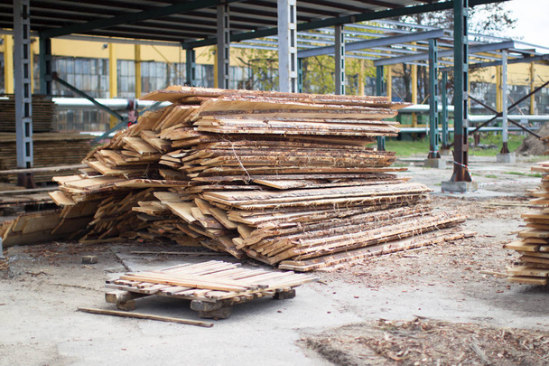Faipar. Egy halom kezeletlen fából készült deszka. Fa-termelés - Fotó, kép