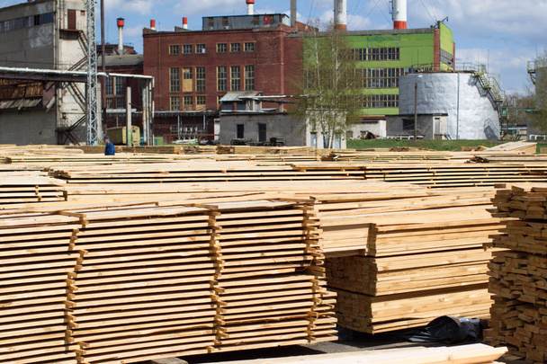 Holzbearbeitungsanlage. Holzverarbeitende Industrie - Foto, Bild