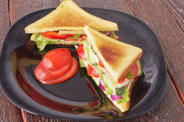 gesunde Sandwiches mit Weichkäse und rohem Frühlingsgemüse auf knusprigem Roggenbrot - Foto, Bild
