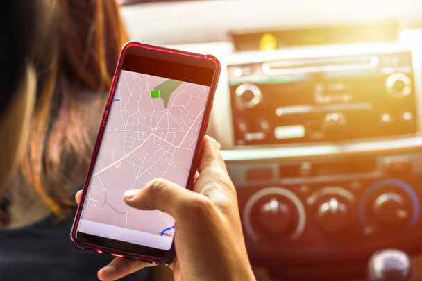 Mão use mapas em smartphones para encontrar o lugar certo para ir. Mapas em dispositivos móveis torna mais fácil encontrar lugares de forma rápida e fácil
. - Foto, Imagem