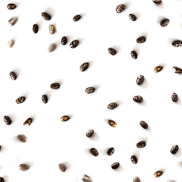 Chia σπόροι απομονώνονται σε λευκό φόντο, το top view, έννοια υγιεινή διατροφή - Φωτογραφία, εικόνα