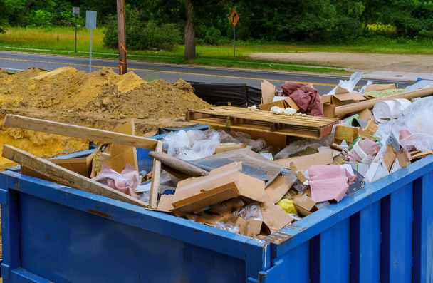 Depósito de basura industrial contenedor de escombros de construcción azul lleno de escombros de roca y hormigón
. - Foto, Imagen