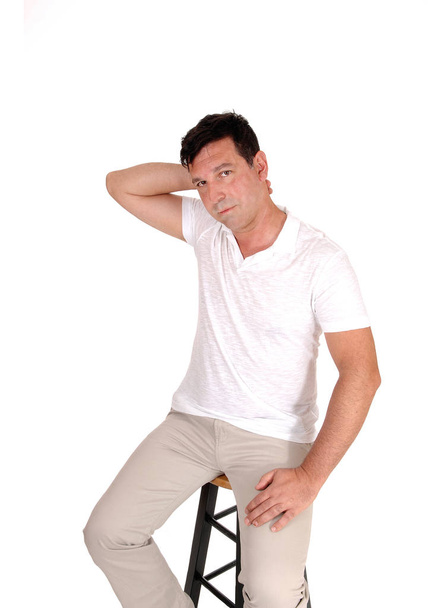 Merhaba tek elle bir sandalyede oturan bir yakışıklı orta yaş erkek - Fotoğraf, Görsel