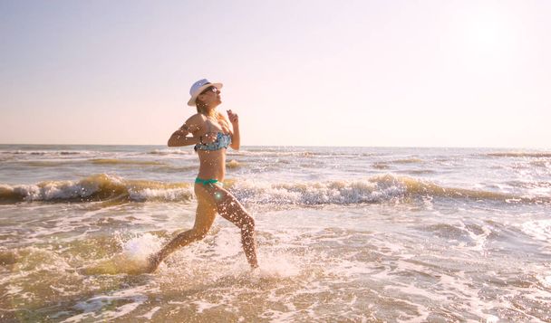 beautiful woman run in the sea - Foto, Imagen