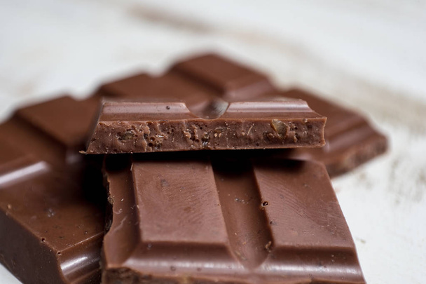 Zamknąć na kawałki ekologiczna czekolada brązowy - Zdjęcie, obraz