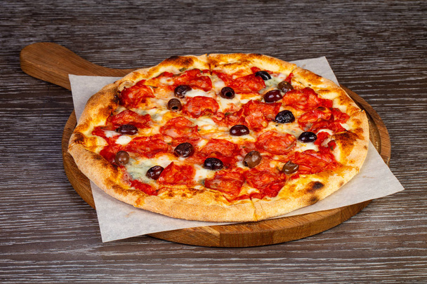 Delicious "De Olivia Gorgonzola" pizza with salami and olives - Фото, изображение