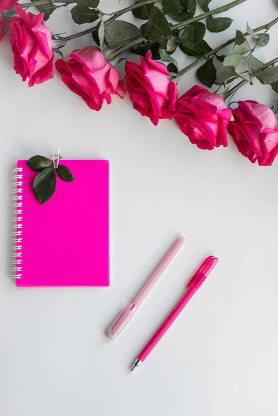 pink Notepad on white background decorated with roses - Foto, Imagen