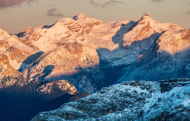 Высокие горы хребта в Италии альпы. Красивый природный ландшафт в зимнее время
 - Фото, изображение
