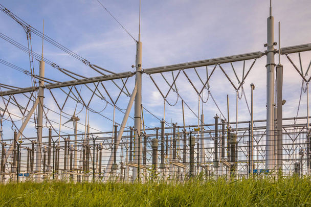 Central eléctrica ultra moderna de transformación de alto voltaje para la industria eléctrica con varios transformadores y aisladores
 - Foto, Imagen